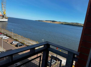 River View Apartment - Central Dundee - Free Private Parking - Sky & TNT Sports - Lift Access - Superfast WIFI - Quiet Neighbourhood - 2 Bathrooms - Amazing Views - Balcony & Courtyard - Long Stays We